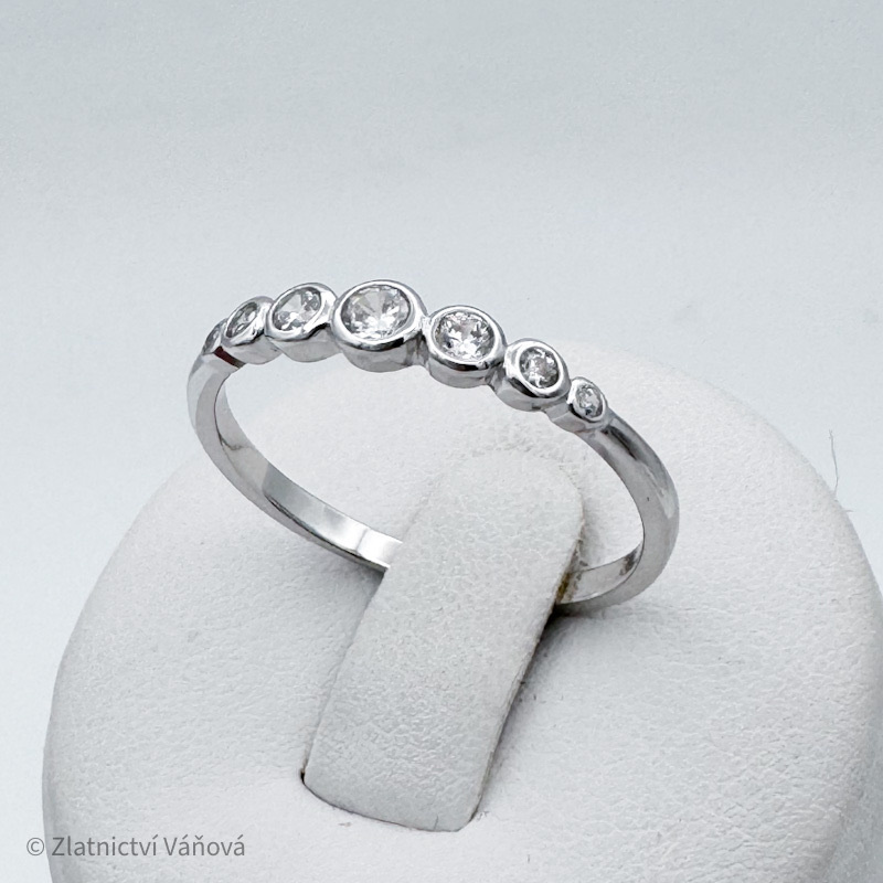 Stříbrný prsten se zirkony